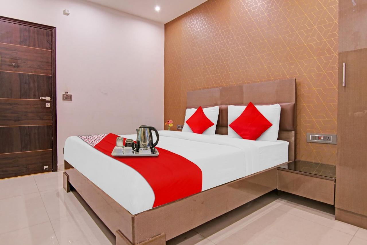 Hotel 19 West Нью-Дели Экстерьер фото