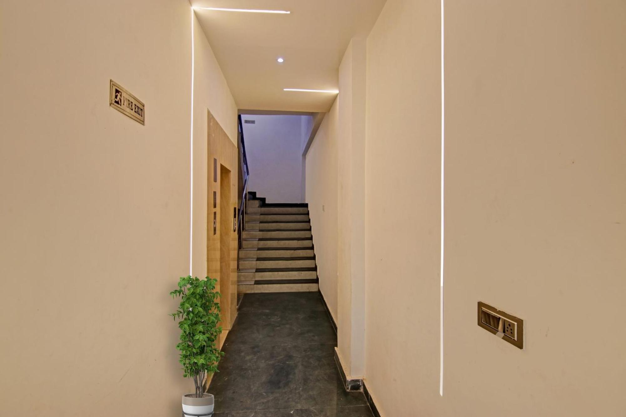 Hotel 19 West Нью-Дели Экстерьер фото